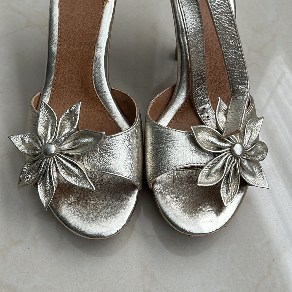 Sofft Gold Metallic 4” Heel Shoes Size 6.5M - Picture 2 of 7